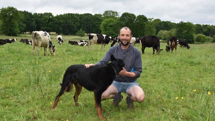 À 39 ans, Yves Simon, cofondateur du réseau « Invitation à la ferme » manage une équipe de 11 salariés, sur la ferme laitière de la Janaie, à Montreuil-le-Gast, dans l’Ille-et-Vilaine. © R. Aries/GFA